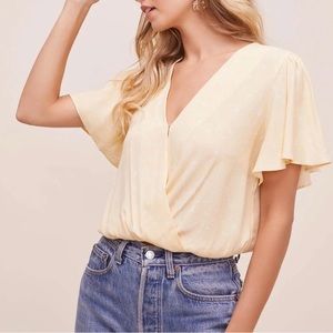 EUC‎ Astr The Label Flutter Sleeve Surplice Floral Top Yellow Ditsy